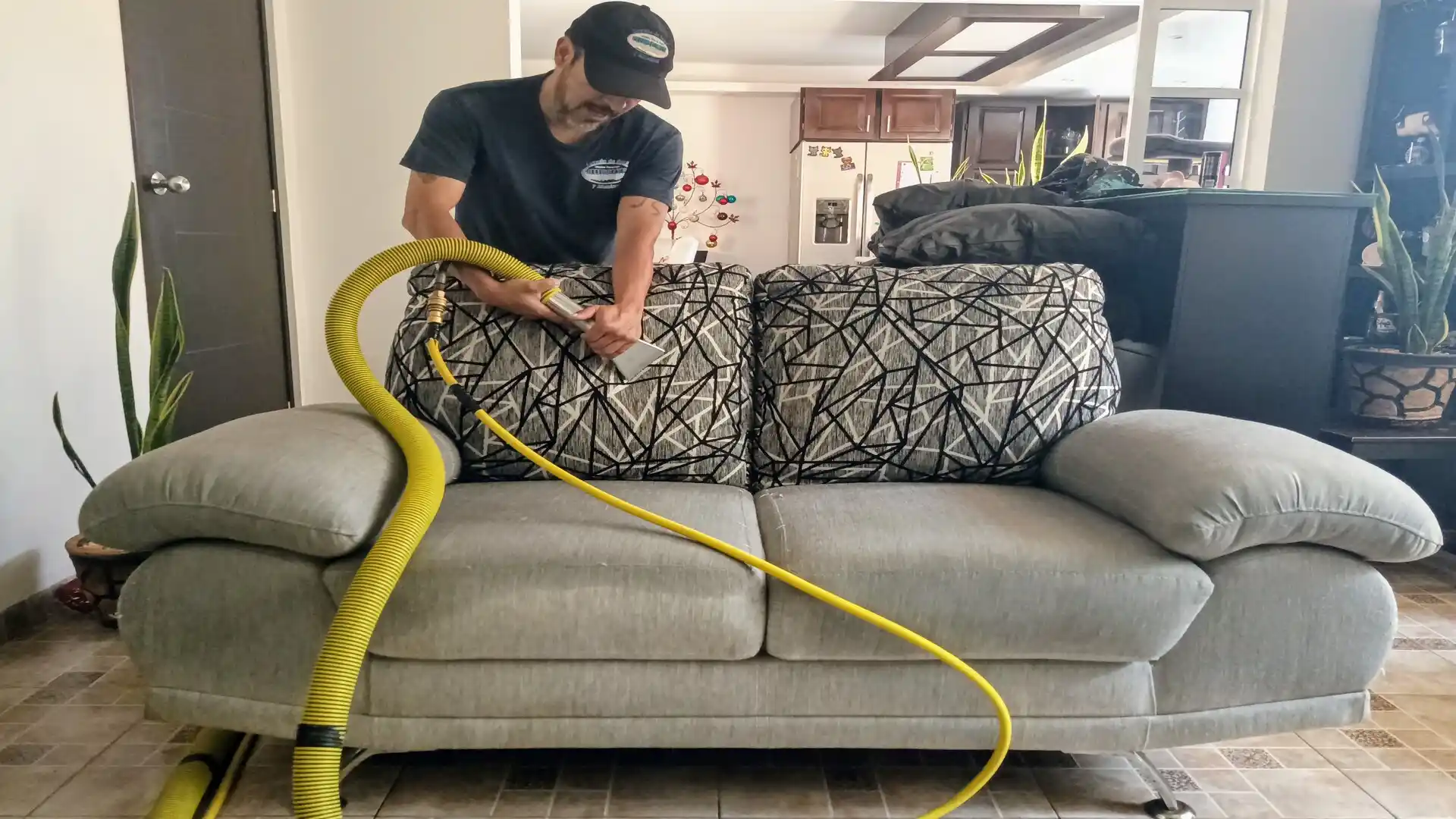 Técnico de LASAB realizando lavado profesional de tapicería con maquinaria industrial de inyección-succión en CDMX