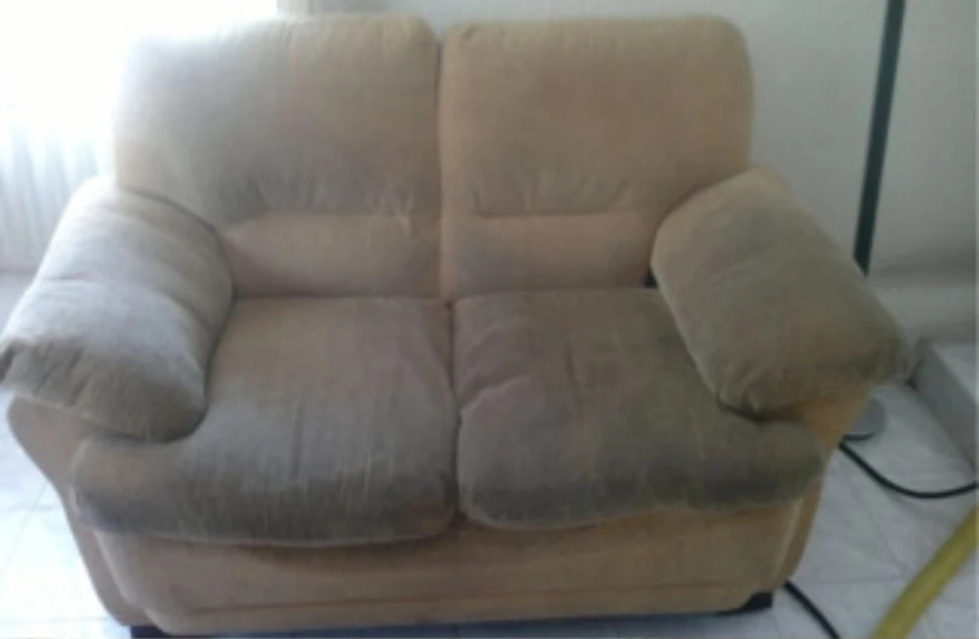 Sillón sucio antes del lavado de salas